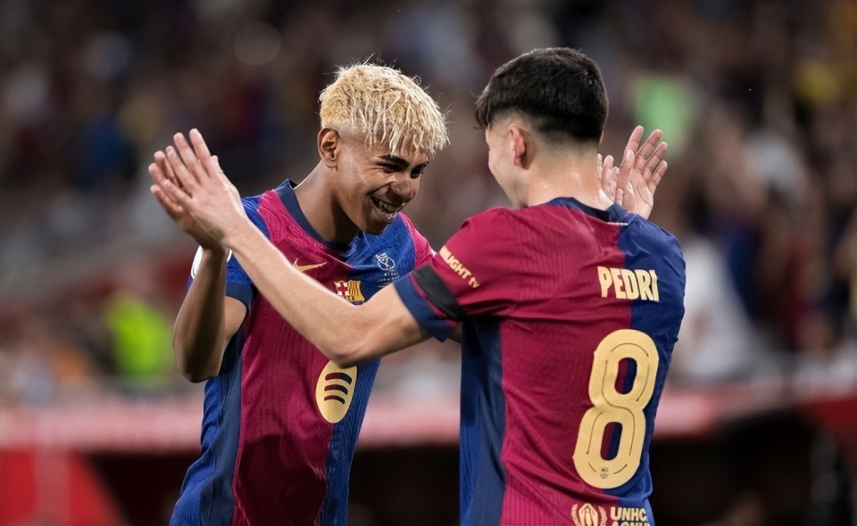 小孩哥！17岁卡尔成为欧冠最年轻连续3场进球球员